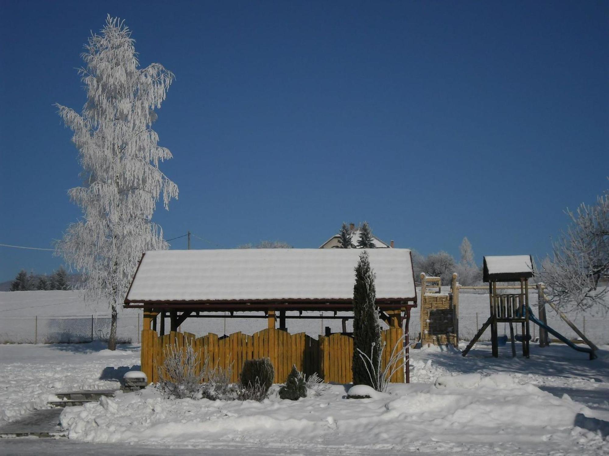 Red Deer Hotel Brezno Εξωτερικό φωτογραφία